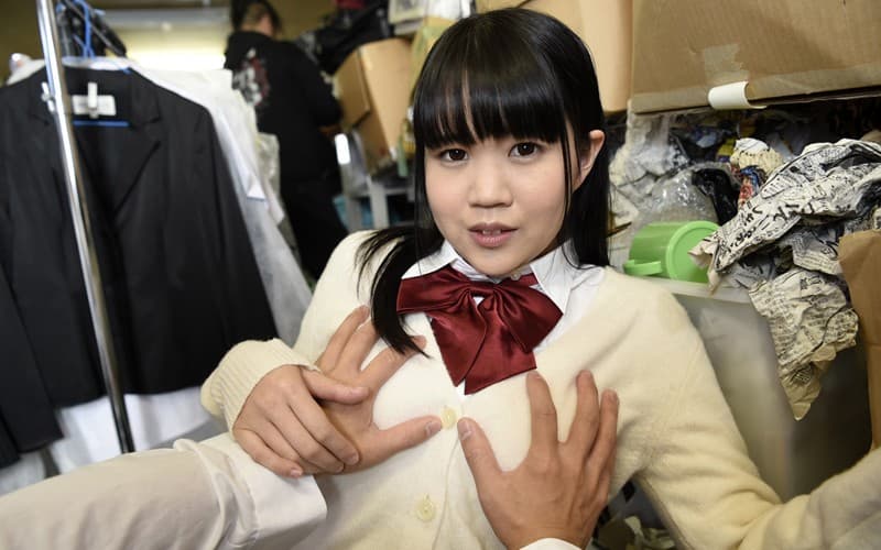 MGVR-005 【VR】地味可愛いサークルの後輩が階段掃除中にニーハイ太ももパンチラ！！ 「もしかして誘ってる？」と都合よく勘違いした俺が人目のつかなそうな場所で強引に押し倒したら向こうは向こうで「バレたらヤバい！」が先走ったつり橋効果テキメンで感じまくって… 鈴森ひなた