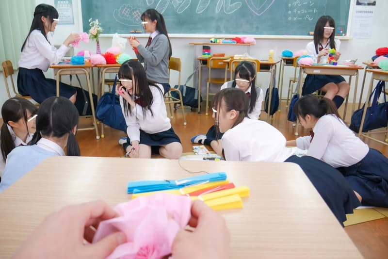 APVR-007 【VR】HQ超激的高画質 去年まで女子校だった学校で男子はボクら2人だけ！毎日イジメられてムカつくから文化祭の準備中に『睡眠薬』で全員眠らせてイタズラしまくり！ハメまくって復讐！！寝てるだけだとつまらないから『媚薬』も飲ませて強制発情！超淫乱に豹変した…VR