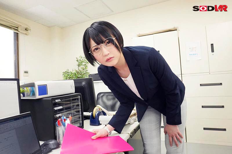 DSVR-1327 【VR】会社では美人で真面目な上司が酔って家まで送り届けたら普段の姿からは想像もつかないようなズボラ部屋だった！ 入るなり服を脱ぎだし洗っていないチンコいきなりフェラ。ゴムもしないでナマ騎乗位でイカされ無責任中出しさせられる！‘夏目響’