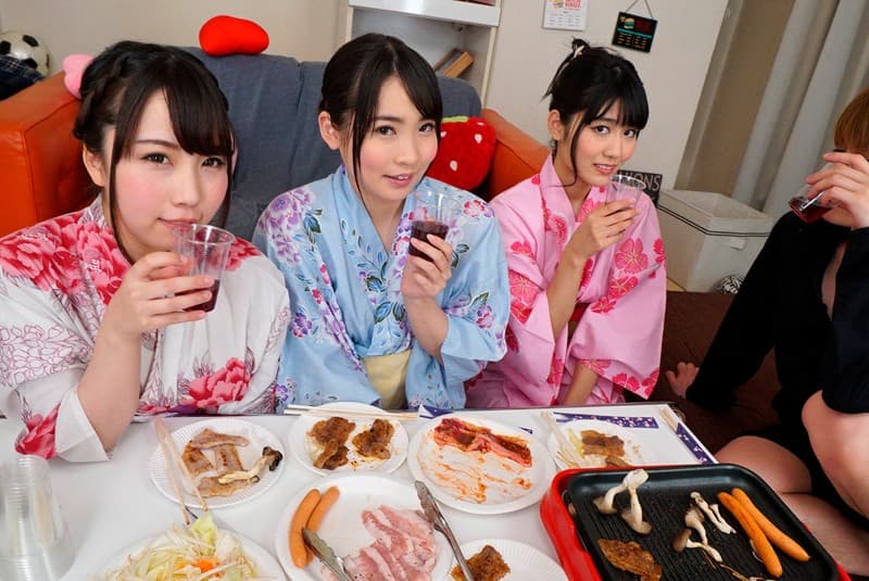 BZVR-013 【VR】花火と焼肉パーティーでどんだけ盛り上げても、女の子に気を使っても、結局モテるのはイケメンだと気づいた…。ただ、諦めずに肉食系女子に、焼肉を丁寧に提供していたら、イケメンは早漏で、欲求不満な女子たちが寄ってきた…。 玉木くるみ?枢木あおい?神宮寺ナオ