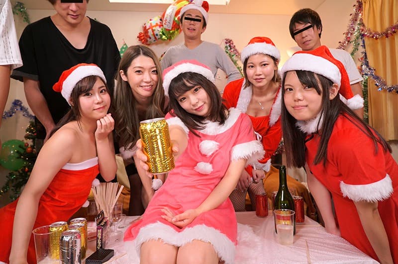 WAVR-082 【VR】HQ超絶MAX高画質！ 某有名私立大学 ネットで噂のヤリマン○○サークルクリスマスパーティーに潜入！ 普通男子のボクがホロ酔い女子達になぜかモテまくるハーレム飲み会！