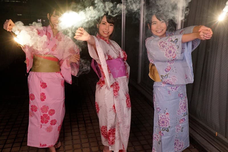 BZVR-013 【VR】花火と焼肉パーティーでどんだけ盛り上げても、女の子に気を使っても、結局モテるのはイケメンだと気づいた…。ただ、諦めずに肉食系女子に、焼肉を丁寧に提供していたら、イケメンは早漏で、欲求不満な女子たちが寄ってきた…。 玉木くるみ?枢木あおい?神宮寺ナオ