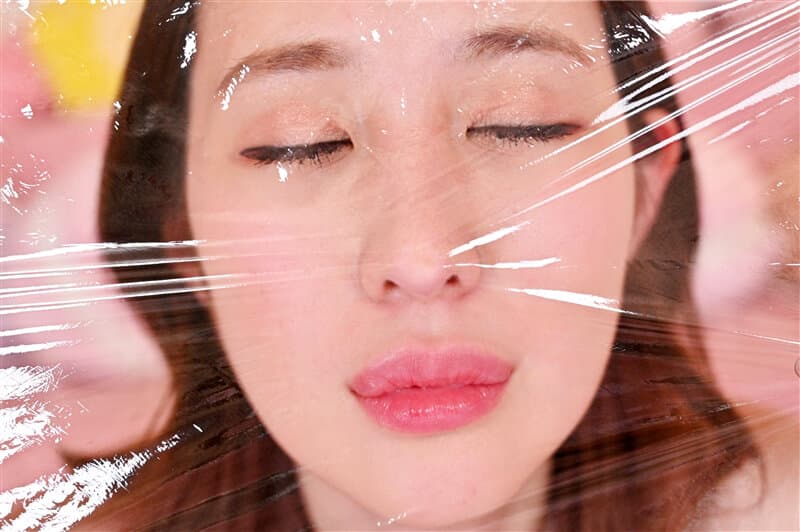 KIWVR-375 【VR】【お触り禁止！本番禁止！】スタイル抜群【白GAL美巨乳ピンク乳首女子○生】に媚薬を盛ると【絶頂連発！】覚醒した敏感早漏マ○コを激突きイカせまくってお店に内緒で生ハメ【口内射精?中出し3発】孕ませキメパコJ○リフレ 柊かれん