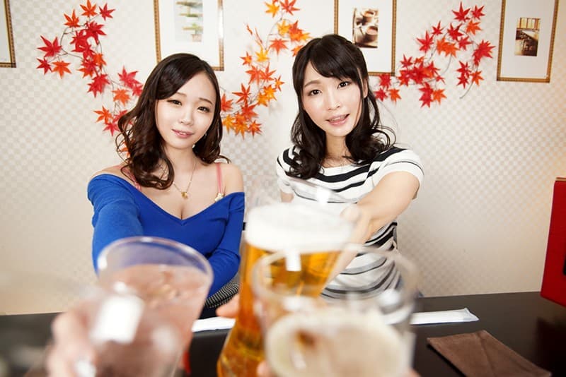 CLVR-048 【VR】相席居酒屋でナンパした巨乳OL2人組をお持ち帰り。 マッサージと過激なエロゲームでスキンシップ取っていたら女子が欲情してボクの上に跨り自分勝手に腰を振って… 挙句の果てに夢の4Pセックスできた！4