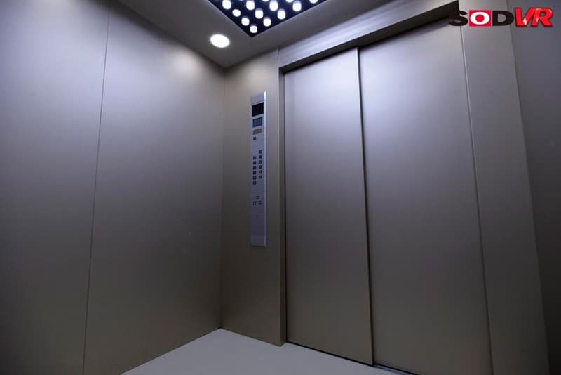 DSVR-355 【VR】エレベーターが急停止密室な空間でドキドキが興奮に変わる。発情した女に痴女られる3シチュエーション【人妻?OL?女子○生】