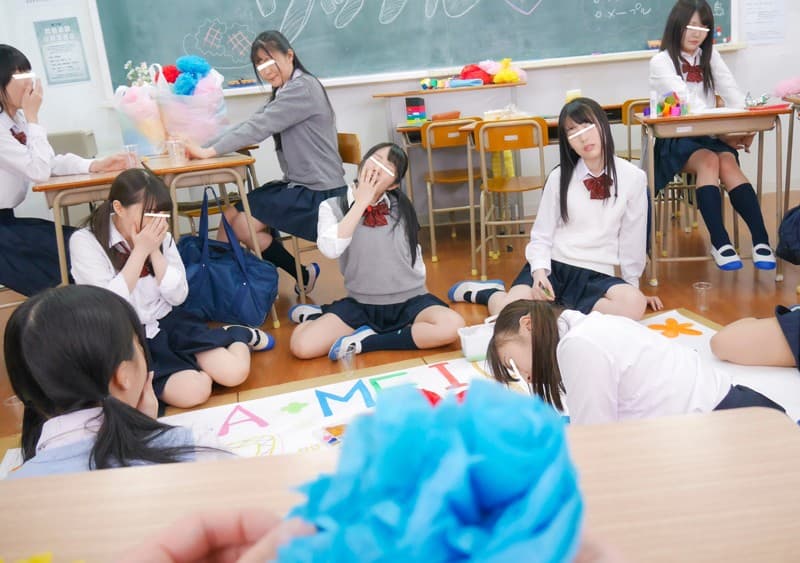 APVR-007 【VR】HQ超激的高画質 去年まで女子校だった学校で男子はボクら2人だけ！毎日イジメられてムカつくから文化祭の準備中に『睡眠薬』で全員眠らせてイタズラしまくり！ハメまくって復讐！！寝てるだけだとつまらないから『媚薬』も飲ませて強制発情！超淫乱に豹変した…VR