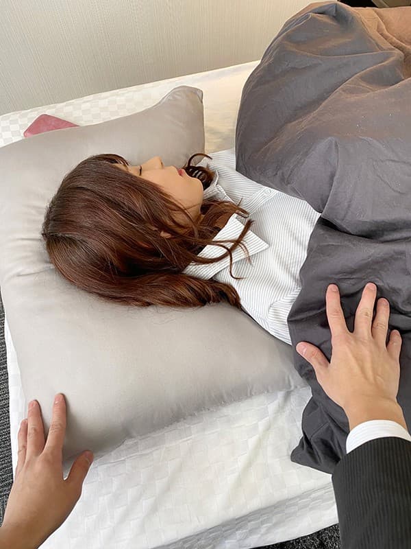 KIWVR-223 【VR】深夜1時、日帰り出張先で終電逃して【大嫌いな先輩と相部屋】に…。寝込みを襲われ、イヤがりつつも【凄テク】で絶頂連発！快楽に負け、嫌いな男のセフレ堕ち【中出し?顔射】されたIカップ爆乳OL 有岡みう