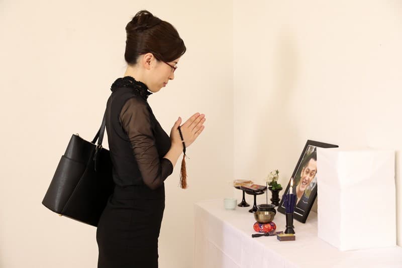 BNVR-005 【VR】あっちこっちプルンプルン→葬儀中に秘書をプルプルして困らせているオレ