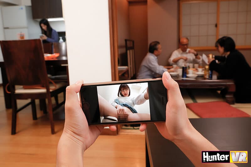 HUNVR-139 【VR】 親戚の集まり中にボクだけにテレビ通話でこっそりオナニー中継を見せつけてくる従姉妹。さらに親戚が食事で外出したらボクの勃起を確認！するだけじゃなく、その場でセックスを求めてきた！