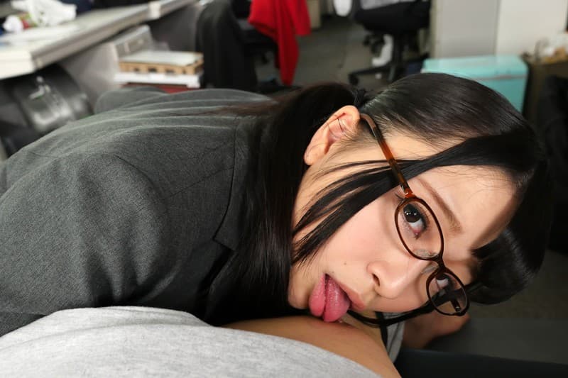 DSVR-060 [Vr] Sod Female Employee Momoka Kato Challenges The First Vr Shooting! While Being Shy, 5Cm In Front Of You, Close Kiss, Shy Handjob That Crawls At The Ear