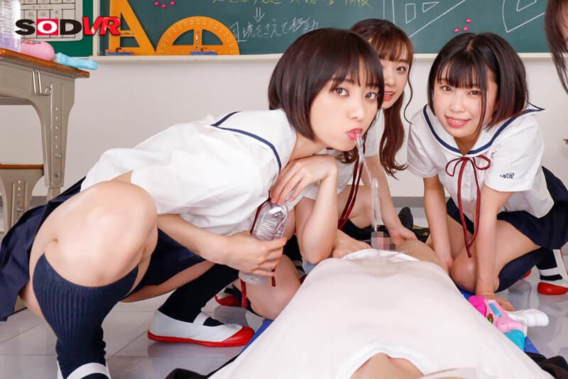 DSVR-1164 もなみ鈴 花音うらら 百瀬あすか 佐野なつ【VR】顔面直浴び特化！！女汁まみれVR 真夏のドS女子生徒編！教室でスク水J●に潮、唾、尿を顔面に直接浴びせられ、ビショビショになっているのにビンビンに勃起しているボクの変態チ●ポを罵倒されながら責められ、何度も射精させられる！