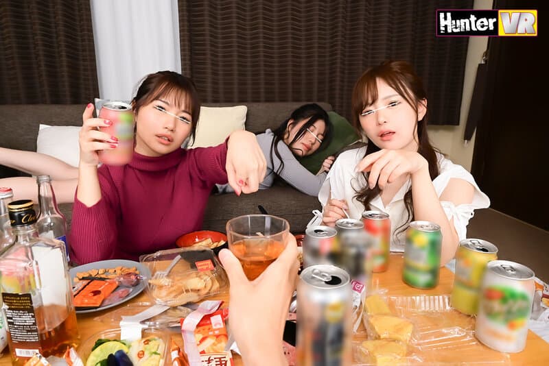 HUNVR-134 【VR】フードデリバリーの配達先でベロ酔い女子たちに部屋まで連れ込まれて飲み会に強●参加！でまさかの4P？