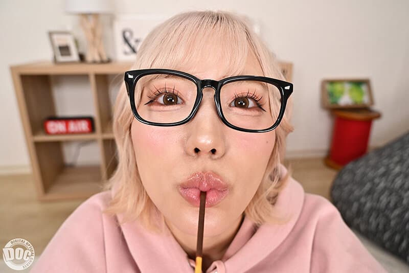 DEVR-013     【VR】「寒いしダルくて出れない」無気力ギャルとコタツ王様ゲームで密着汗だくSEX 春陽モカ