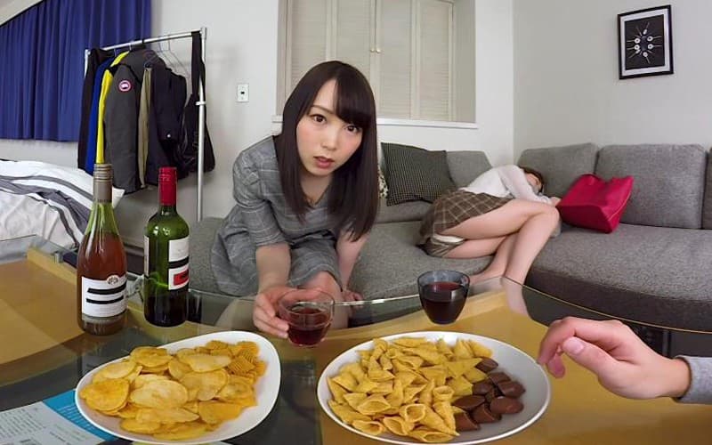 KOLVR-032 【VR】長尺VR 『神展開！』五反田駅で終電を逃した女子大生2人に「大丈夫ですか？」と声をかけたら、「朝までプラプラする」というので危ないから僕の家で始発まで…と連れて帰ったら思わぬ展開でハーレム状態でナマ中出ししちゃった俺。