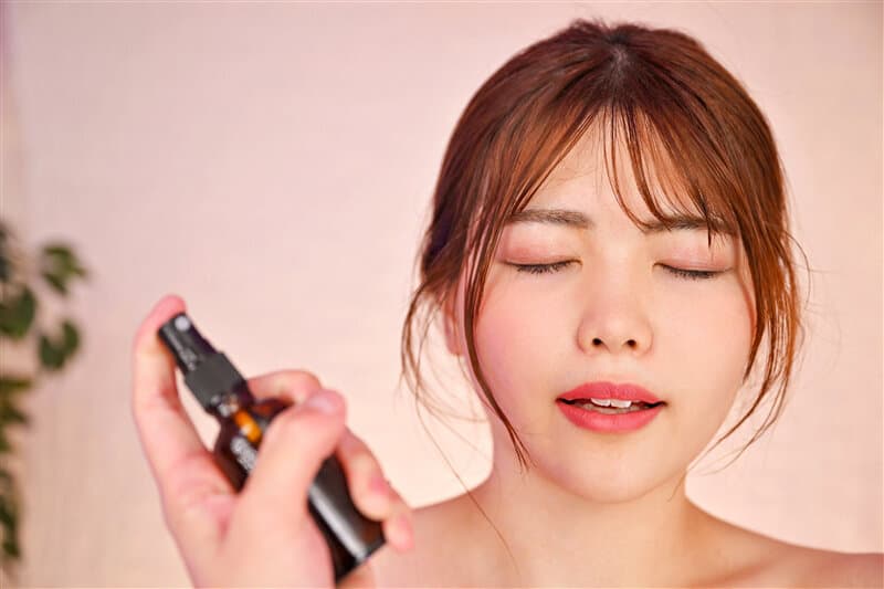 KIWVR-528 【VR】【タッチ禁止！本番NG】肉感【Hcup】神乳エステ嬢が【媚薬ガンギマリで淫乱覚醒！痙攣アクメ連発！】激しく欲望のまま肉棒求めるドスケベ嬢に【口内射精?中出し3発射】お店に内緒でキメパコ中出しSEX 新山ちなつ