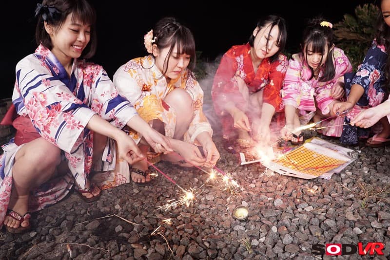 DSVR-302 【VR】夏の夜に線香花火VR 「先に落ちたほうが何でもいう事聞く」という流れで、好きだった子からまさかの告白！2人きりになって浴衣ラブラブ中出しSEX