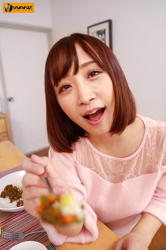 WAVR-009 【VR】彼女の家に初めてお泊りをして声を押し殺して密着SEXしていたら、それを覗いていた姉が発情しだしてこそこそ…夢の美人姉妹丼VR！！