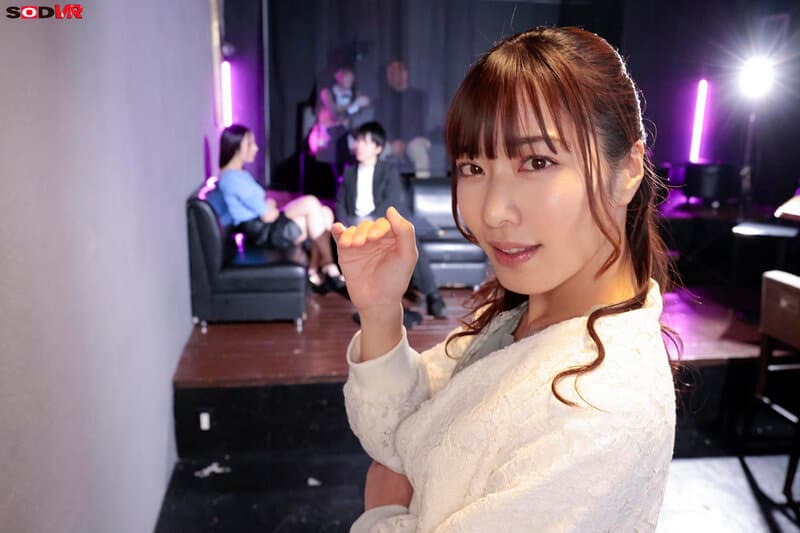 DSVR-1565【VR】【8K】（リアル大乱交VR）愛している妻と結婚記念日にハプニングバーに訪れて。 気の強く芯のしっかりした妻が、凄いテクニックのおじさんや凄い巨根の若い男に 弄ばれてヤリマン女に堕とされるまで。俺は知らない女性客とハメを外してー。