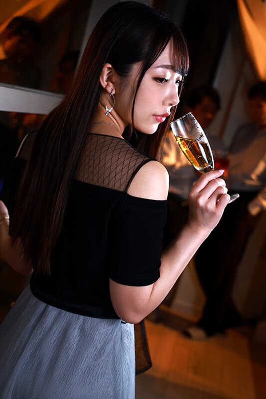 SAVR-198 【VR】私から…目そらさないで。淡い記憶を残した同窓会にて。幼馴染の一途な瞳に魅了され、空白の時間を一瞬で埋めるような綺麗で大胆なセックス。尾崎えりか