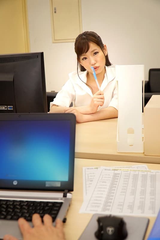 KMVR-437 【VR】休日出勤してたら肉食女子が誘惑！！会社でこっそり中出しSEX！ 双葉良香
