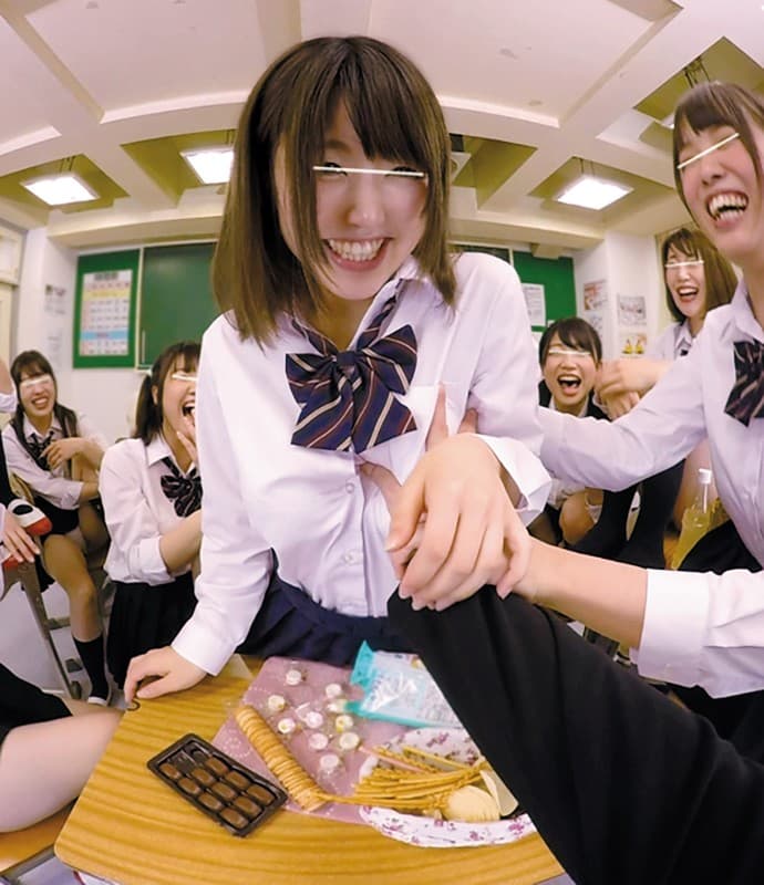 HUNVR-009 【VR】VR長尺 去年まで女子校だった学校に入学したら男はボク1人！！ただただ男子というだけでモテまくってしまった！クラスに男子はボクだけだから、みんな無警戒でパンチラ全開！！当然、パンチラをガン見していたら勃起してしまいヤバイと思ったけど、女子たちは興奮…