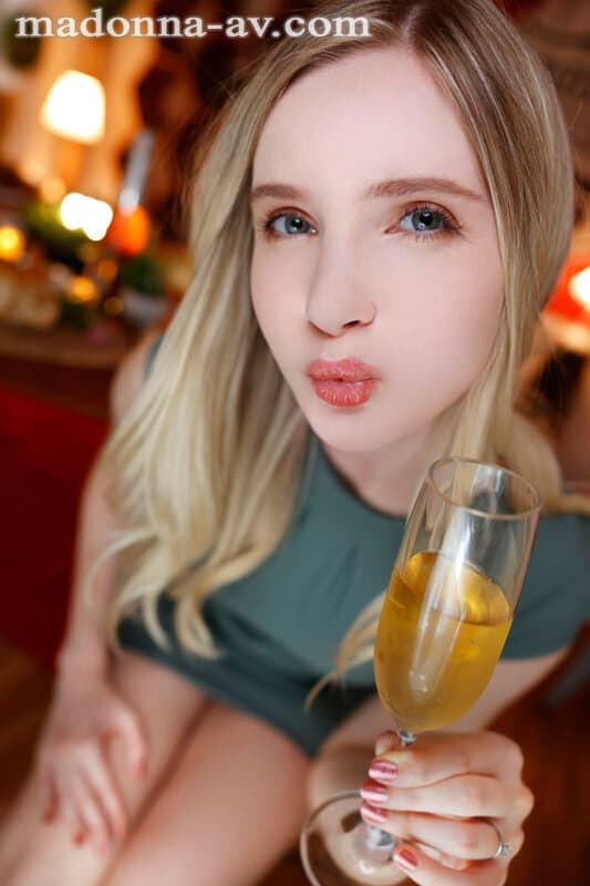 JUVR-139 【VR】挨拶代わりのキス、ノーブラで乳首ポッチ、ブロンド人妻と夢の同居生活。 ホームステイVR リリー?ハート