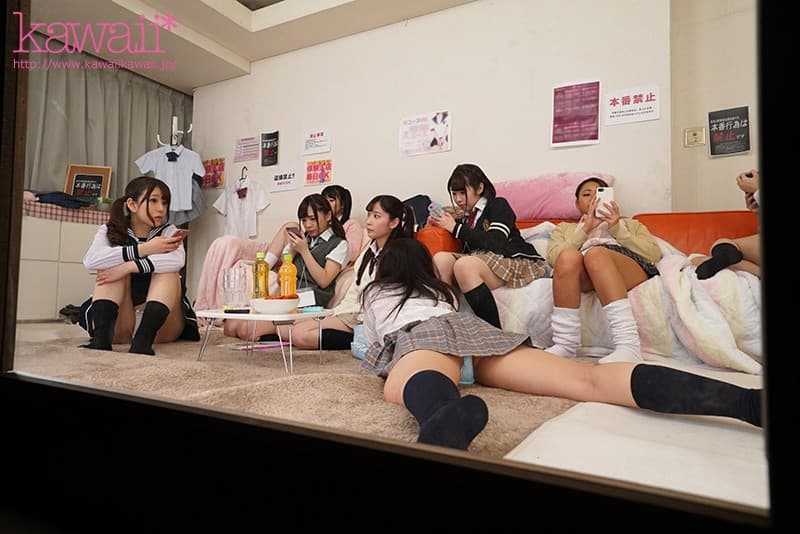 KAVR-033 【VR】制服見学店を完全再現 マジックミラー越しにアナタの目の前に超接近！至近距離でパンチラ?胸チラ?疑似フェラ＆セックス！