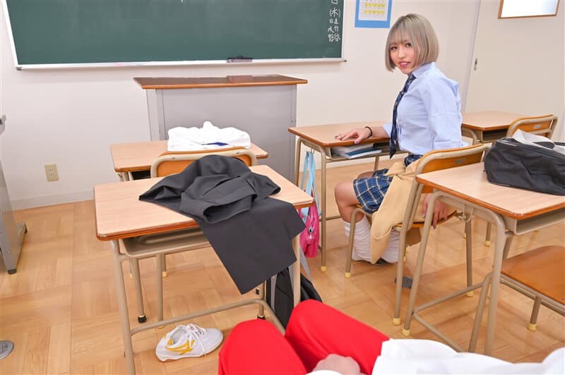 KIWVR-373 【VR】体育で誰もいない教室で、サボって暇なクラスメイト「のぞみ」の見せつけ挑発にチ○ポは勃起全開！童貞をからかってくる…ヤリマン美巨乳ギャルの誘惑に負けてフェラ、パイズリ、生ハメ！【口内射精?挟射?中出し3発！】神GAL降臨！ 北城希