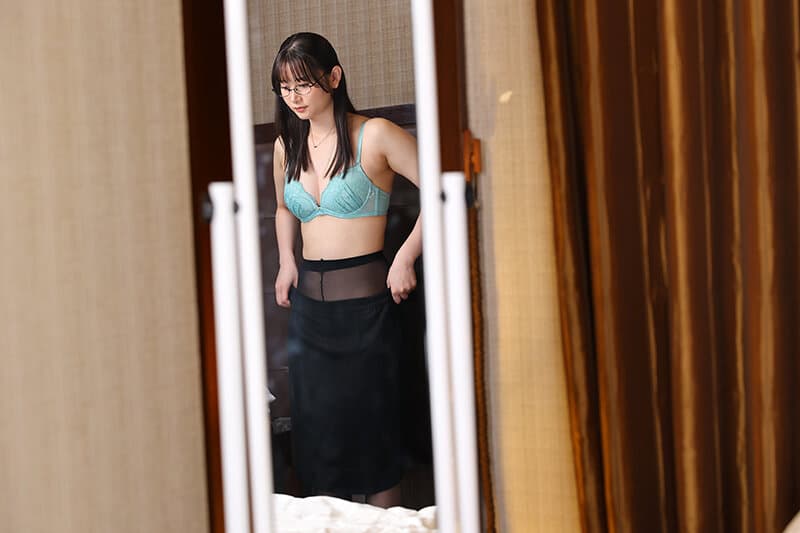 URVRSP-405【VR】【8K VR】「ごめんなさい、部屋押さえてなくて」仕事が出来ない新卒女子とホテル相部屋。シャワールームはまさかの透けガラス。彼女のシャワー姿で思わず興奮してしまった僕は… 静河