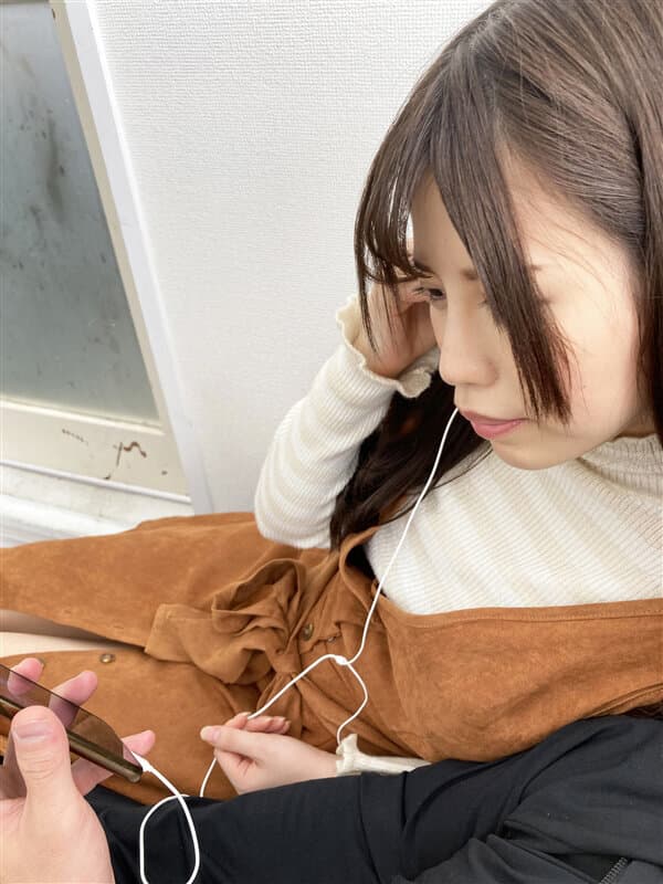 KIWVR-319 【VR】【美巨乳アイドル】にガチ恋！【レンタル彼女】を頼んだら憧れのアイドルが来てまさかのお家デート！！しかも推しメンからHな誘惑してきて【パイズリ挟射】【生中出し×3】【顔射】SEX 夜空あみ