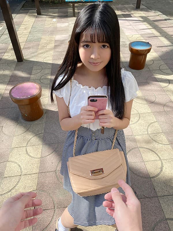 KIWVR-237 【VR】【ヤリマン数珠つなぎ】「あなたより極エロなヤリマン紹介してくれませんか？」セフレの友達はエロいのか！【Hカップ美爆乳の女子大生】SEX大好きで2回戦オネダリしてくる淫乱JD【ナマ中出し＆顔射】FUCK みく