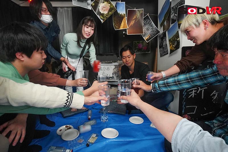 DSVR-950 【VR】新歓コンパで出会ったロリ巨乳の先輩はグラビアアイドル！羽目を外し過ぎた新入生の僕は優しくオッパイまくらで介抱される 朝田ひまり