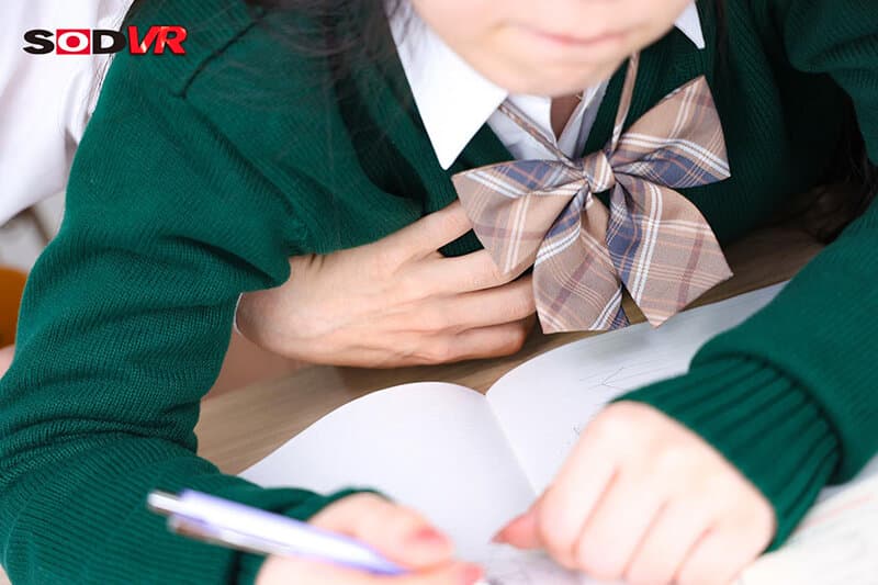 DSVR-1235 【VR】僕は教師。よく質問に来る男子女子、こいつら距離近すぎない…？ん？なんかよく見えないけどエロイことしてね？大人として叱らないと……って俺も誘われてるの…？VR 高瀬りな